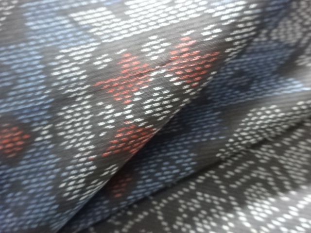  花古典柄模様織り出し本場泥大島紬着物